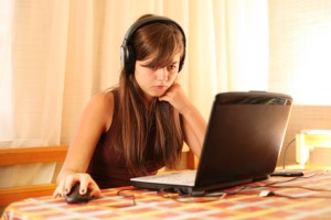 Nastolatka używa laptopa w domu